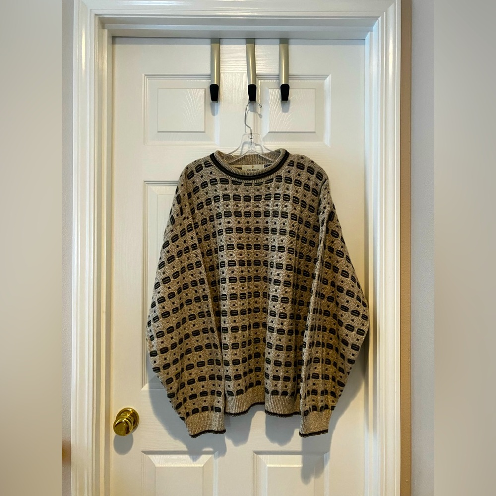 Bill Blass 100% Cotton sweater Size XL.  Excellent preowned condition.